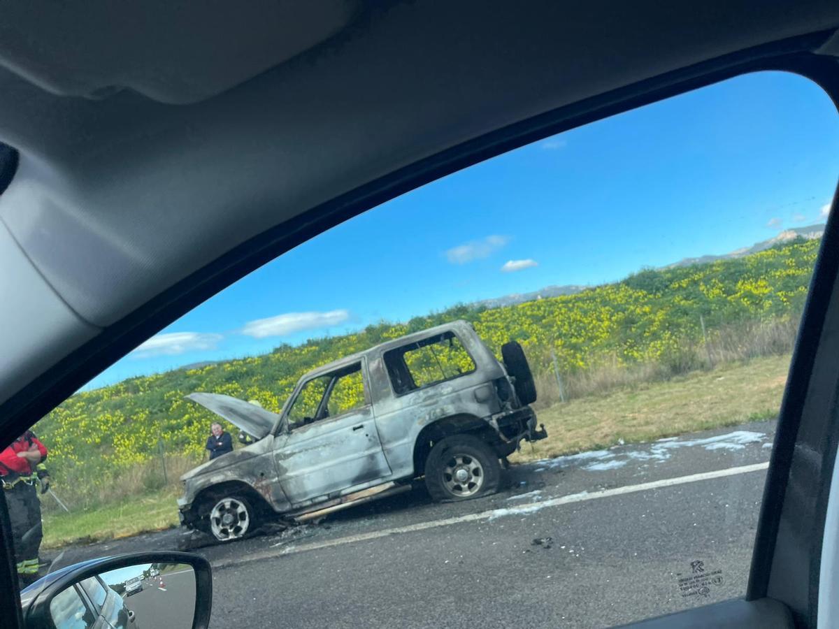 Estado en el que ha quedado el todoterreno tras el incendio en al autopista de Inca.