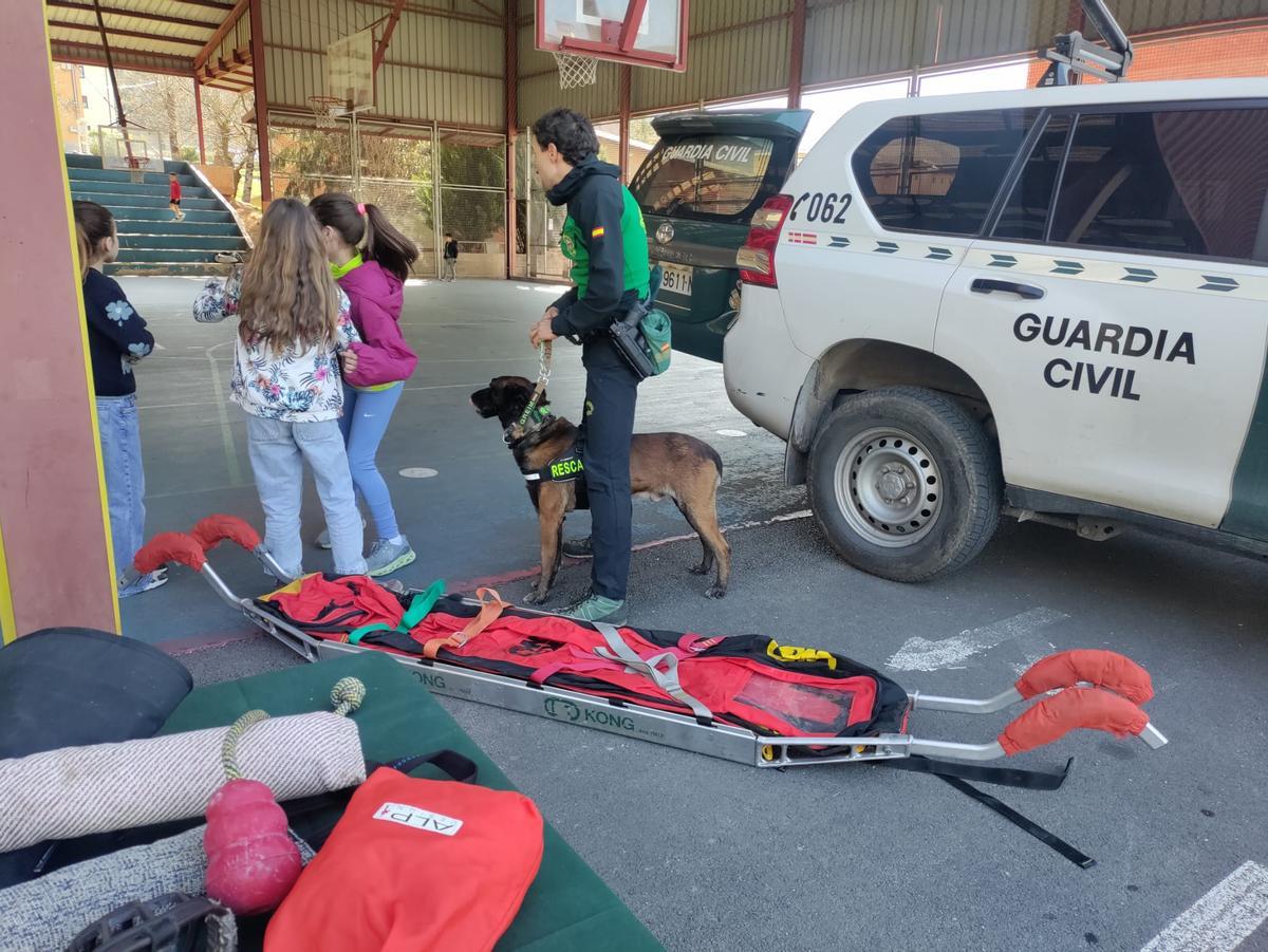 Las secciones de la Guardia Civil en el colegio Reconquista