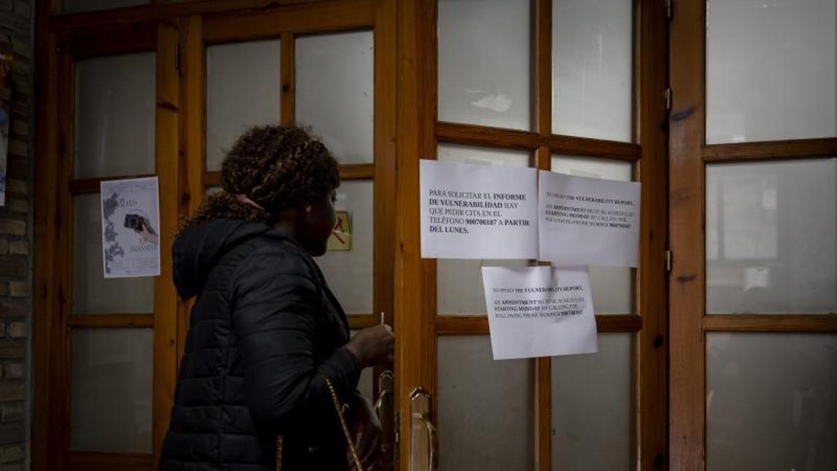 Una mujer migrante entra en la Casa de las Culturas de Zaragoza, durante el proceso de regularización extraordinaria, en mayo.