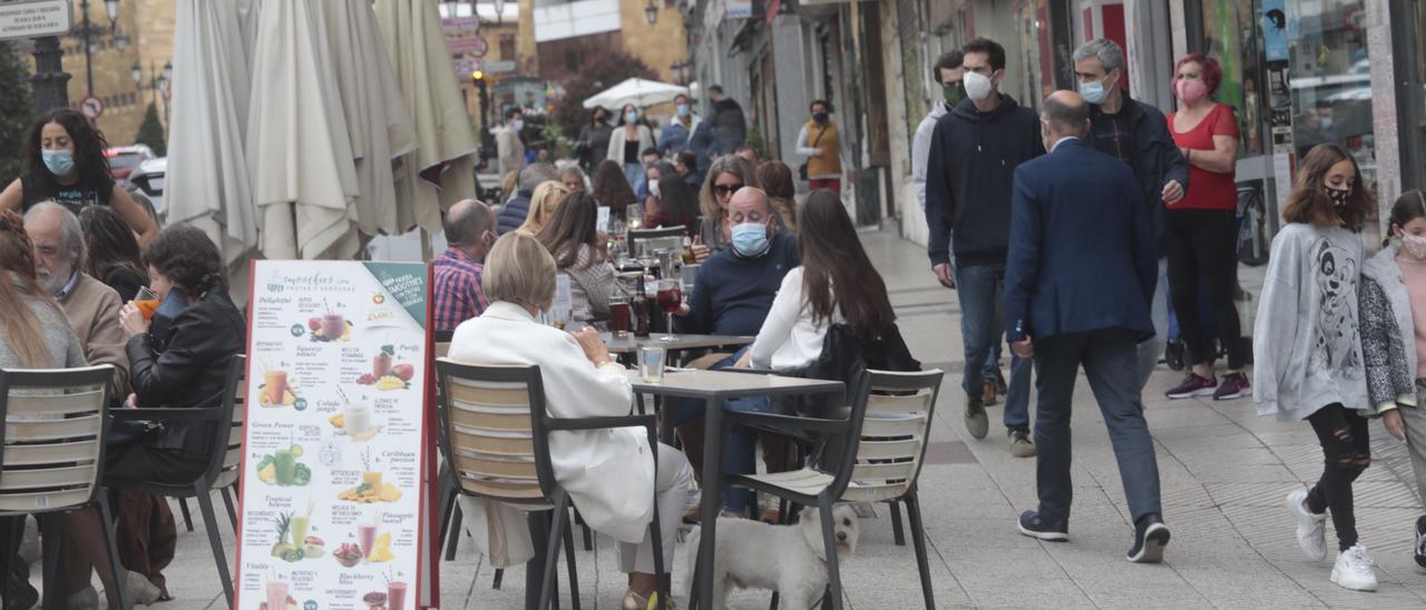 Ambiente de terrazas en Oviedo.