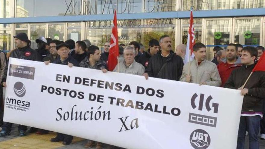 Trabajadores de Emesa, durante una de las protestas, delante de la delegación de la Xunta en A Coruña. / e. v.