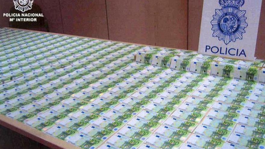 Imagen de parte de los 580 billetes falsificados, procedentes de Bulgaria, listos para su distribución.