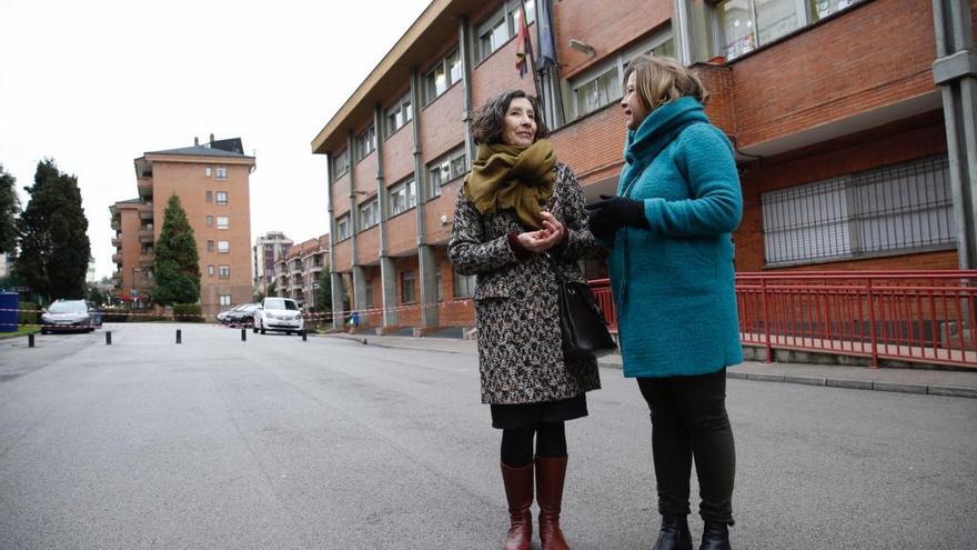 Ana Taboada, a la derecha, y Mercedes González, esta mañana en el colegio Buenavista I