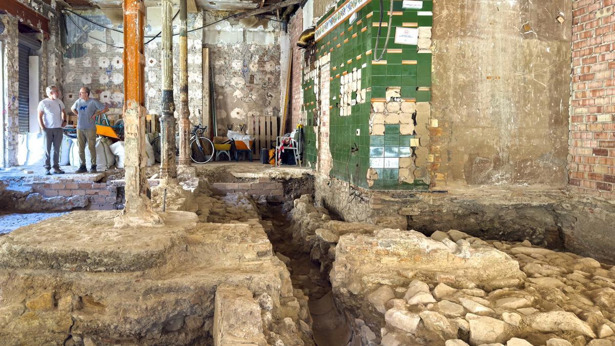 Interior del antiguo bar Don Premio, con restos arqueológicos de las antiguas Atarazanas.