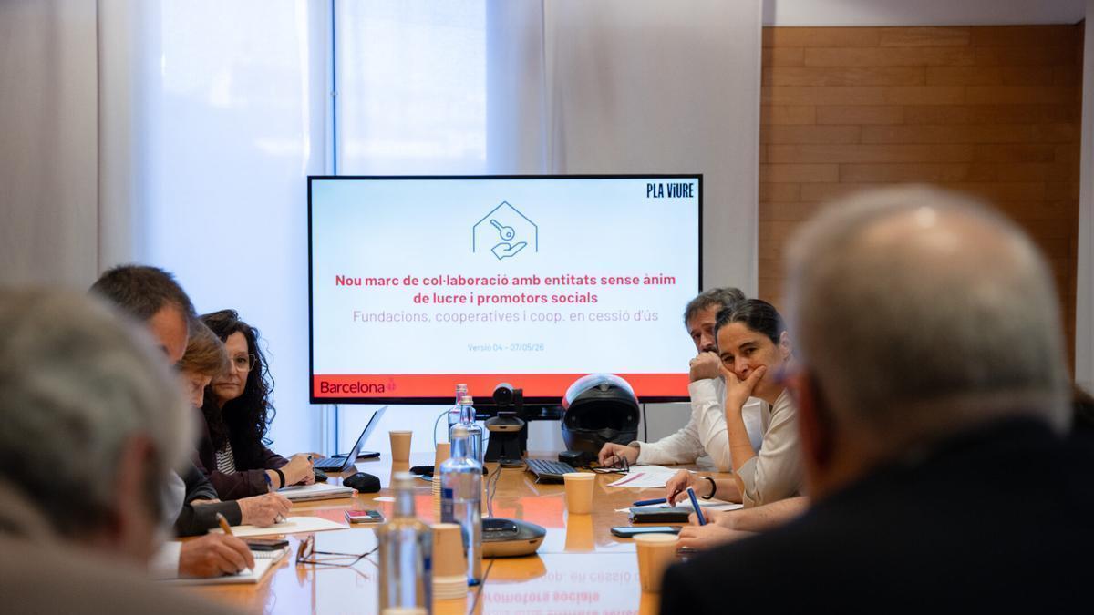 Reunión del Ayuntamiento, este martes, con los promotores sociales para presentar el nuevo convenio para la construcción de vivienda.