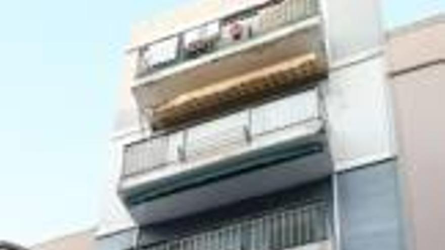 Desalojadas cinco familias al hundirse parte de la terraza de su edificio en Carrús