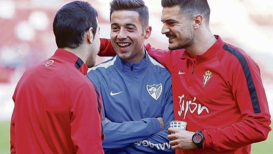 Jony saluda a Sergio y a Carlos Castro en su última visita a El Molinón.