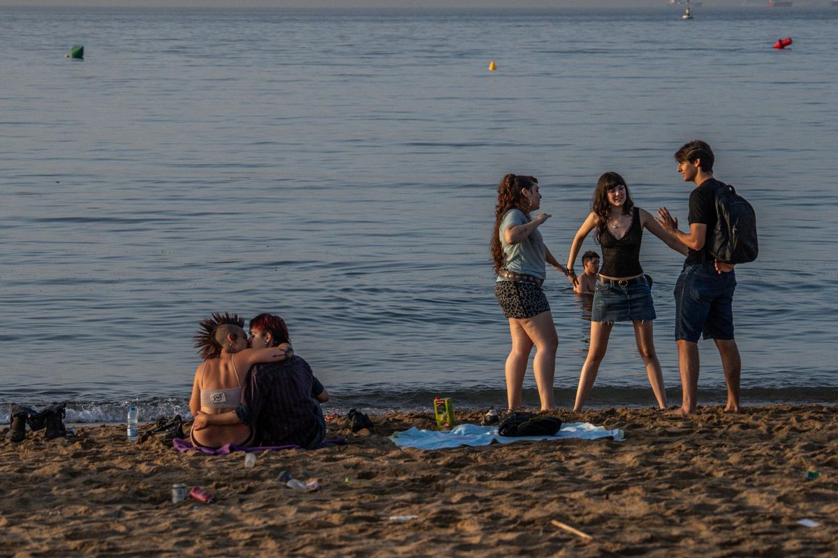 Limpieza de las playas de Barcelona tras la verbena de Sant Joan 2025