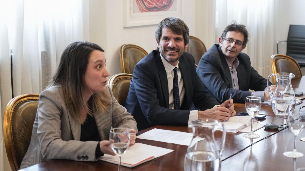 El ministro de Cultura, Ernest Urtasún, reunido este miércoles con el sector audiovisual.
