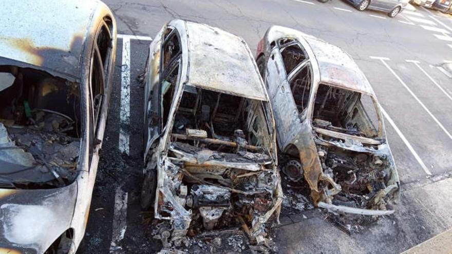 Los coches afectados estaban en la calle José Martí, junto a la plaza de la urbanización Constitución 6 de Diciembre.