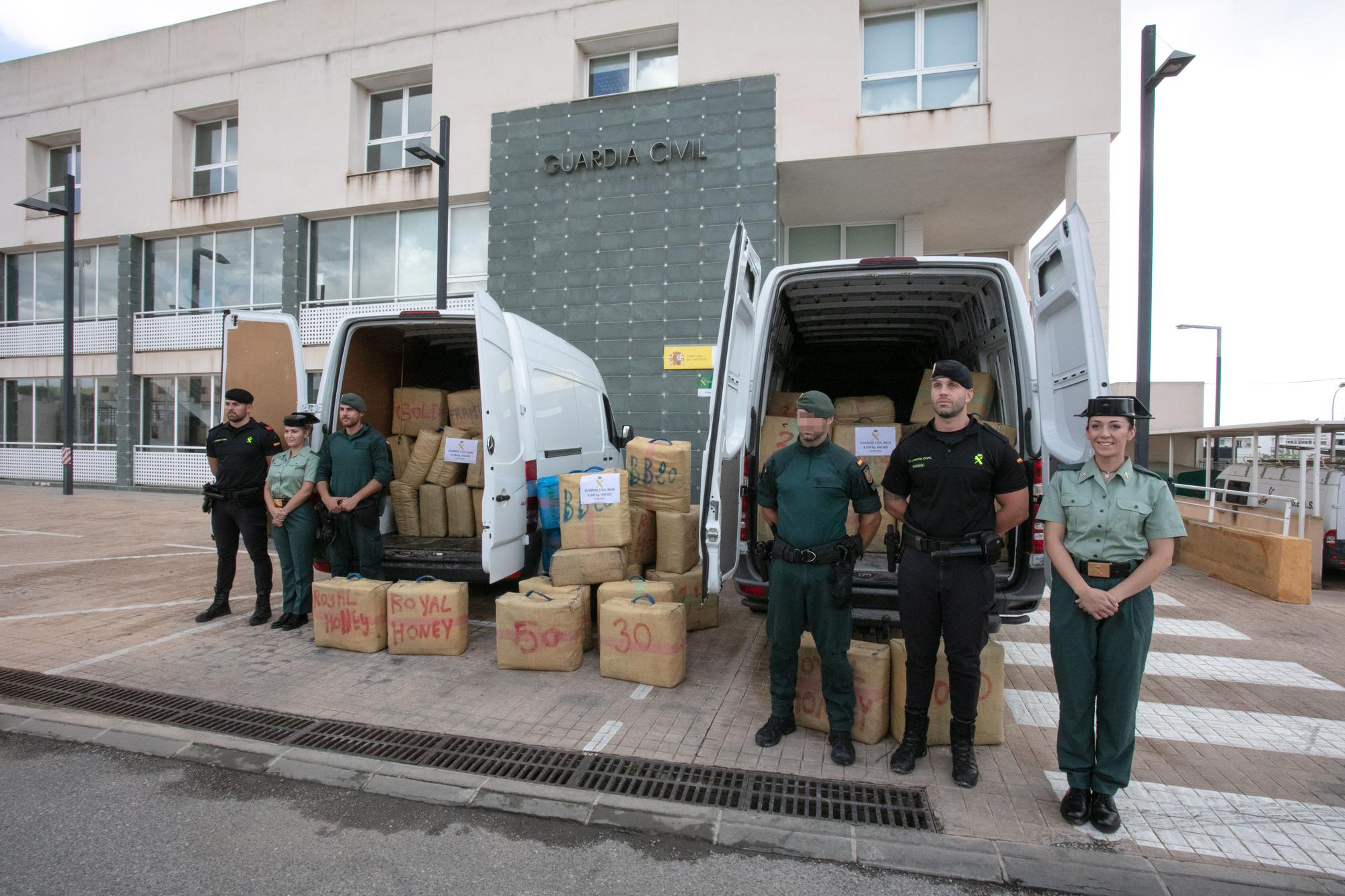 Incautados 4.300 kilos de hachís en un vehículo que circulaba por Ibiza