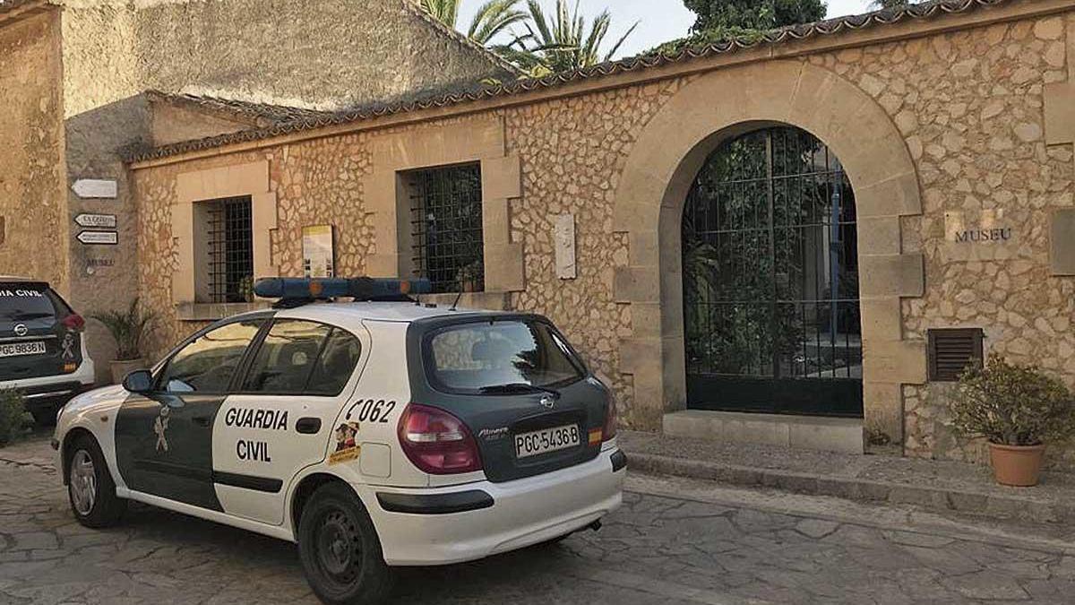 Desde ayer, dos coches de la Guardia Civil y uno de la Policía Local custodian la casa natal de Juníper Serra, en Petra.