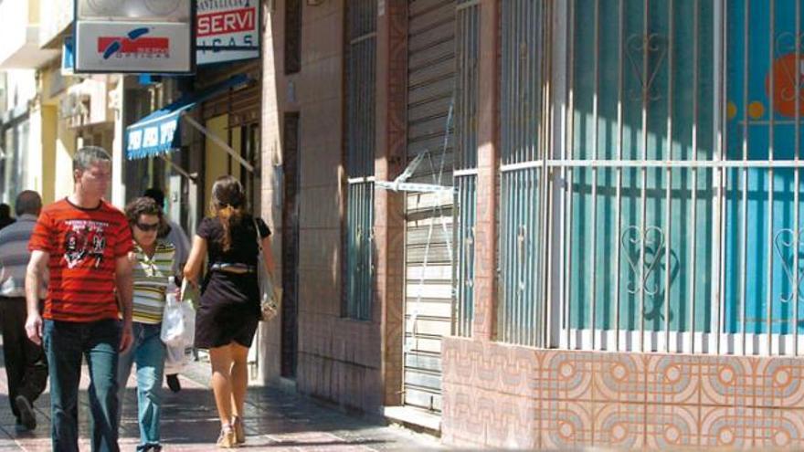 En primer término, el local donde ocurrieron los hechos el lunes, precintado por la Guardia Civil.