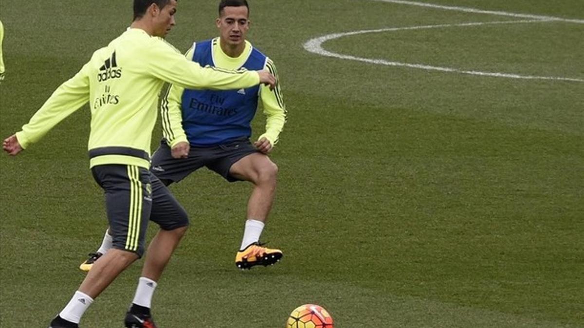 Cristiano Ronaldo y Lucas Vázquez, durante el entrenamiento de este sábado en la ciudad deportiva de Valdebebas