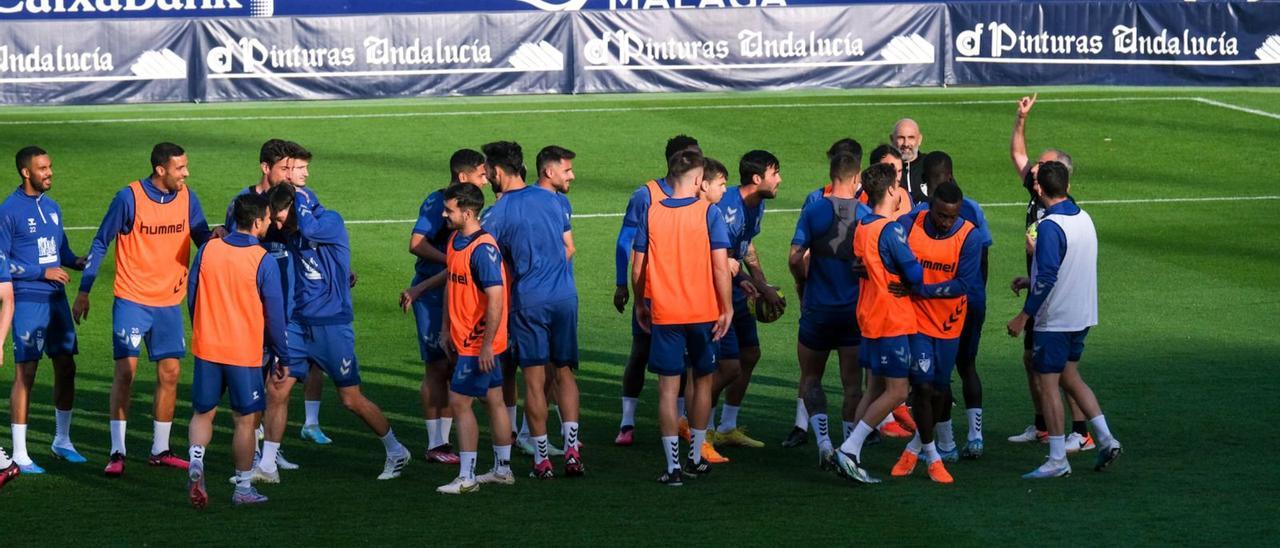 La plantilla blanquiazul, durante un entrenamiento reciente.