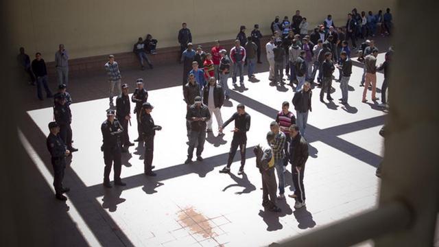 Un grupo de internos en el CIE de Zona Franca.