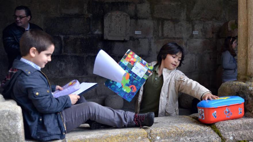 Concurso de dibujo infantil en el claustro de la catedral de Tui