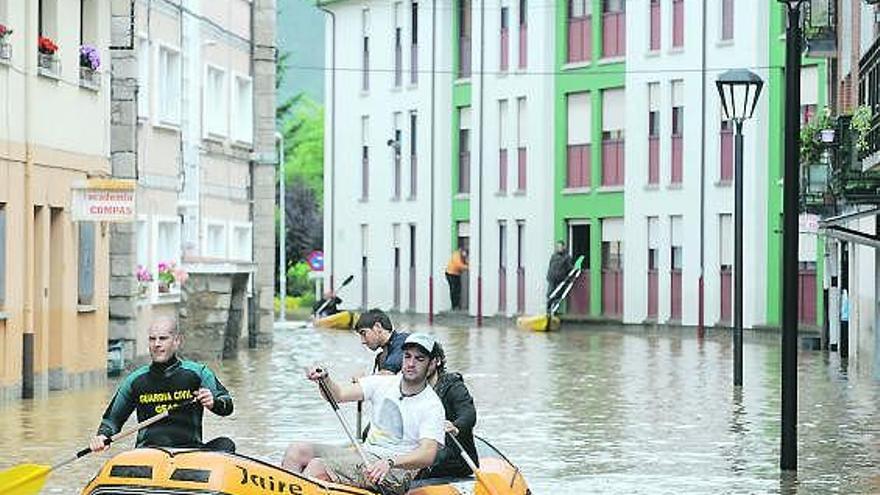 La calle del Barco, en Arriondas, inundada el pasado miércoles.