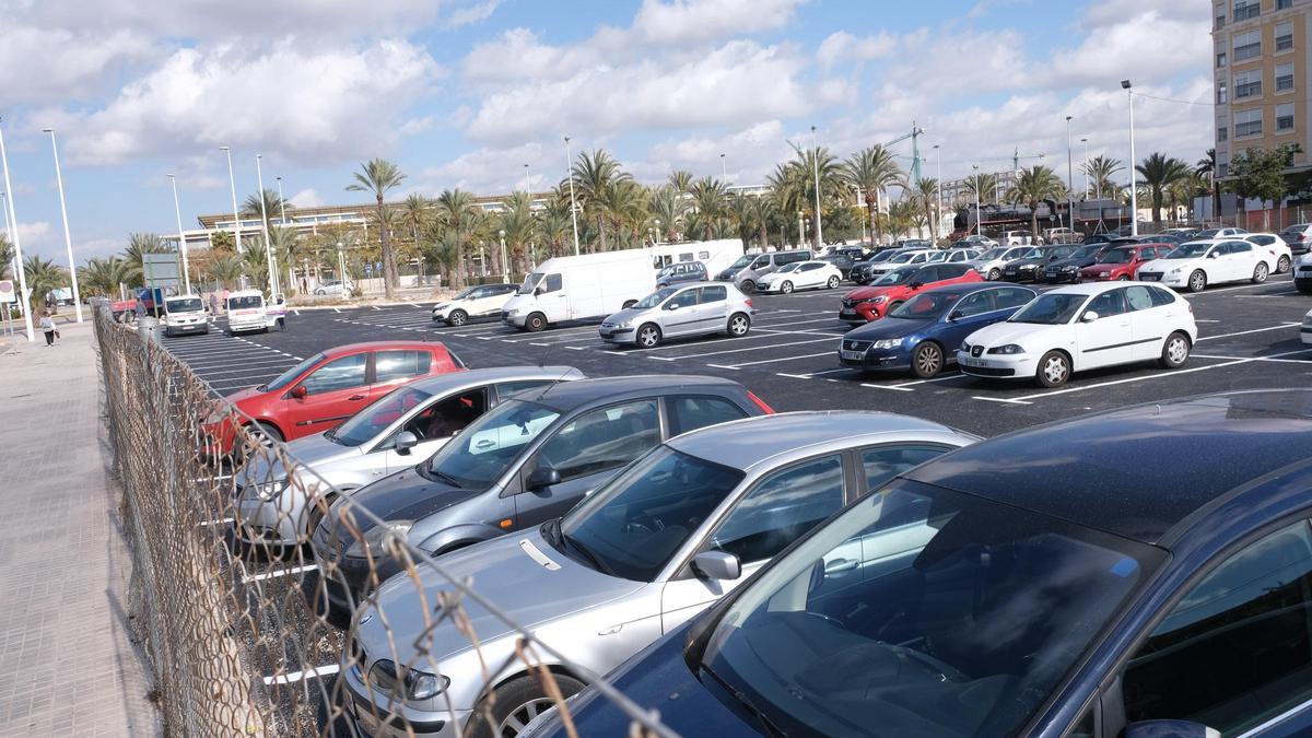 Vehículos estacionados en el aparcamiento que albergará el Centro de Congresos de Elche