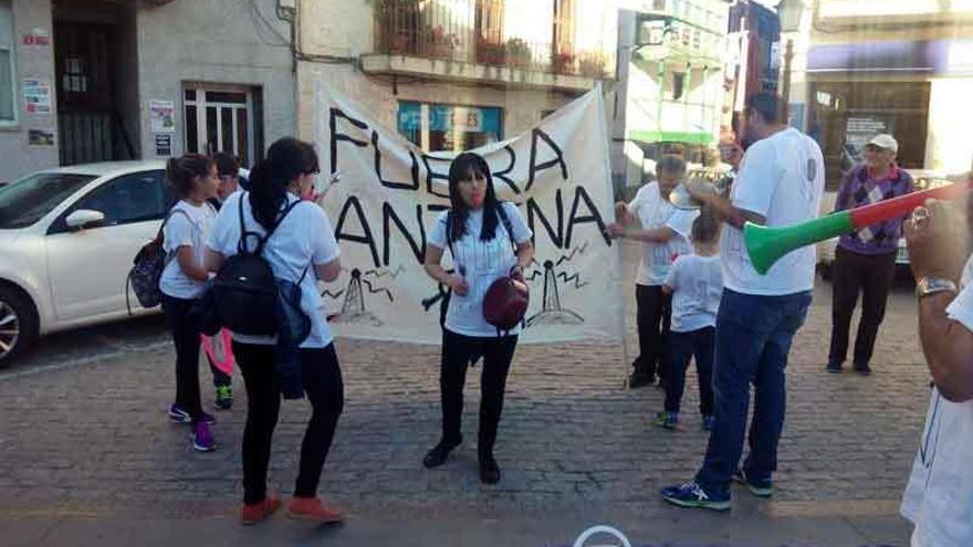 Concentración en Puebla para reclamar la retirada de la antena en el barrio de Varela