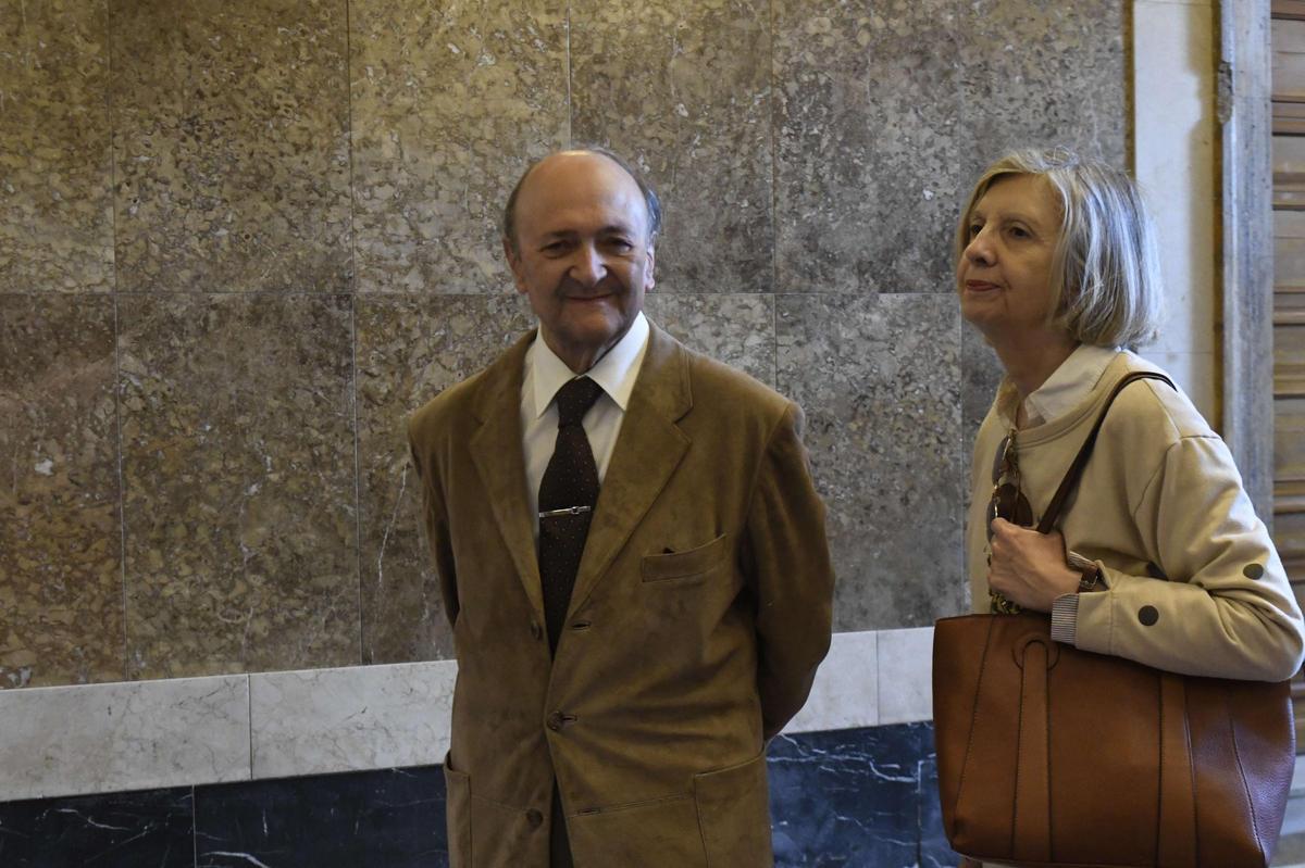 Las imágenes de la despedida a José Ballesta en la capilla ardiente instalada en el Salón de Plenos del Ayuntamiento de Murcia