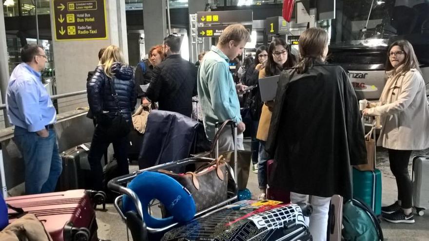 Afectados a punto de subir a un autobús en Barajas. // P.D.