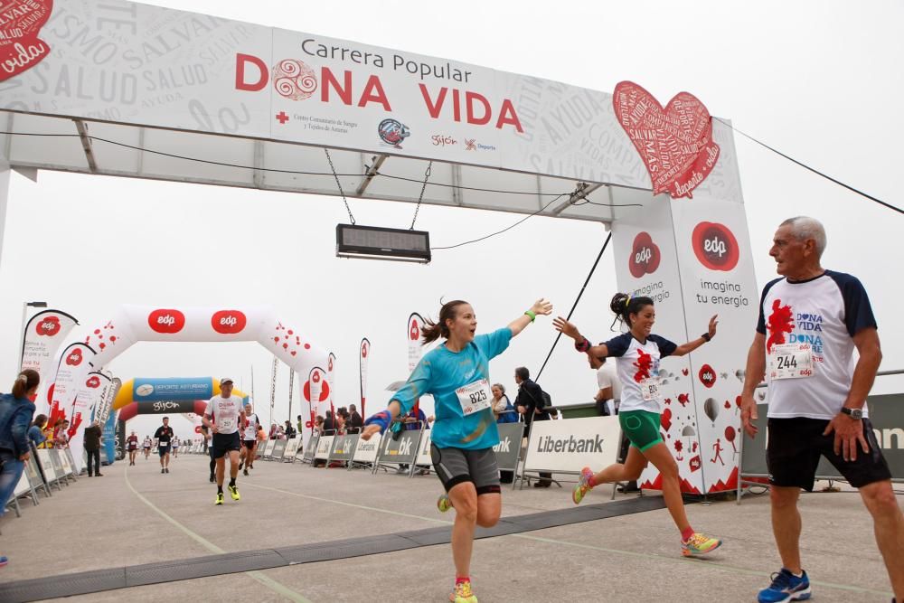 Participantes en la carrera "Dona vida"