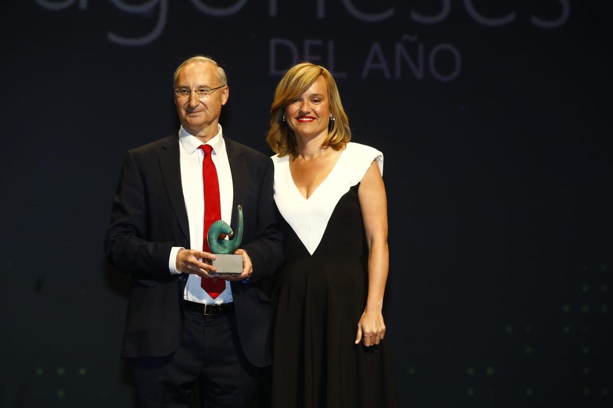 Ángel Luis Monge, director de Universidad de la Experiencia, recibe el premio de manos de Pilar Alegría, ministra de Educación