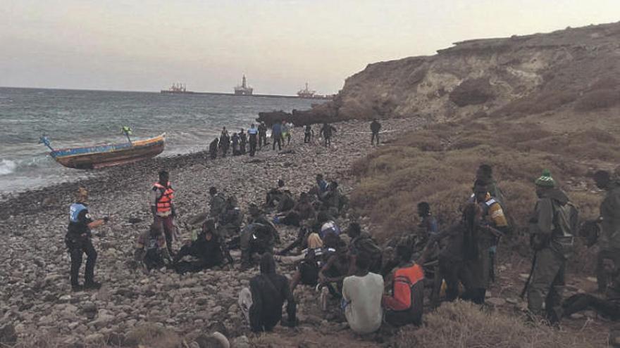 Más de 40 migrantes llegaron por sus medios en la tarde-noche de ayer al litoral de Granadilla en un cayuco.