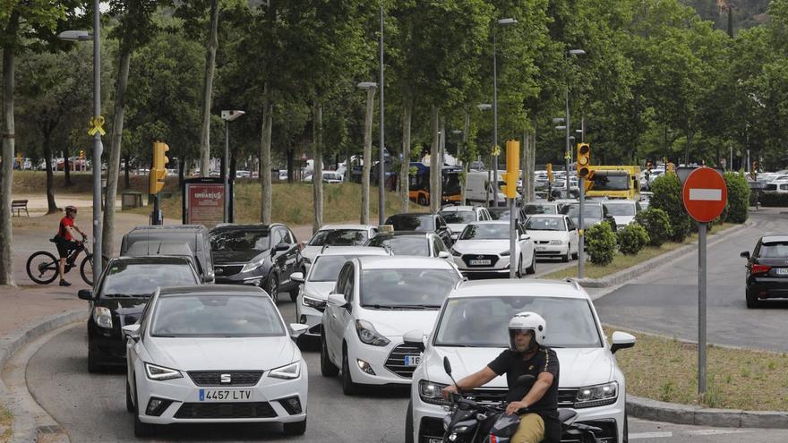 Trànsit en el tram de La Copa, tocant al passeig Ramon Folch. | ANIOL RESCLOSA