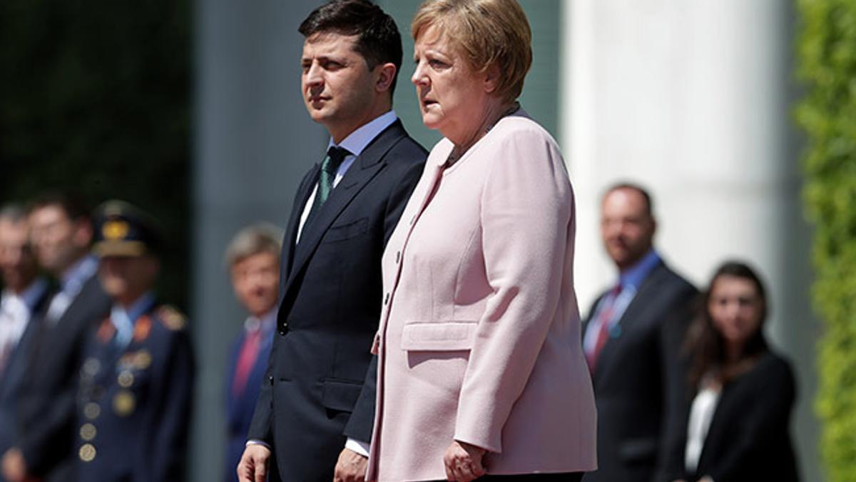 Ángela Merkel junto al presidente de Ucrania Volodymyr Zelenskiy