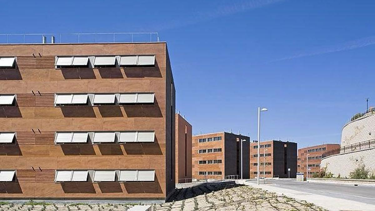 Archivo - Una pareja joven destina el 51% de sus ingresos en Barcelona y el 43% en Madrid a alquilar una vivienda, según la OCU