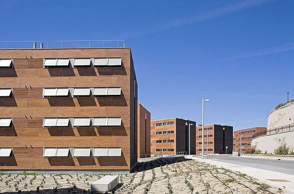 Archivo - Una pareja joven destina el 51% de sus ingresos en Barcelona y el 43% en Madrid a alquilar una vivienda, según la OCU