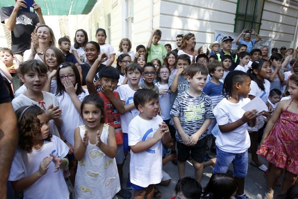 La cantante Gloria Gaynor visita el colegio público Luis Vives de Valencia