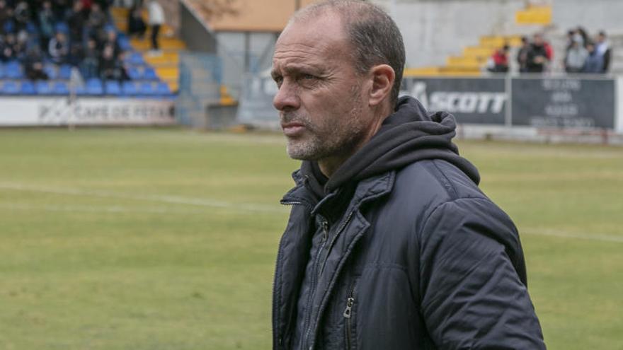 El técnico en uno de sus últimos partidos en El Collao.