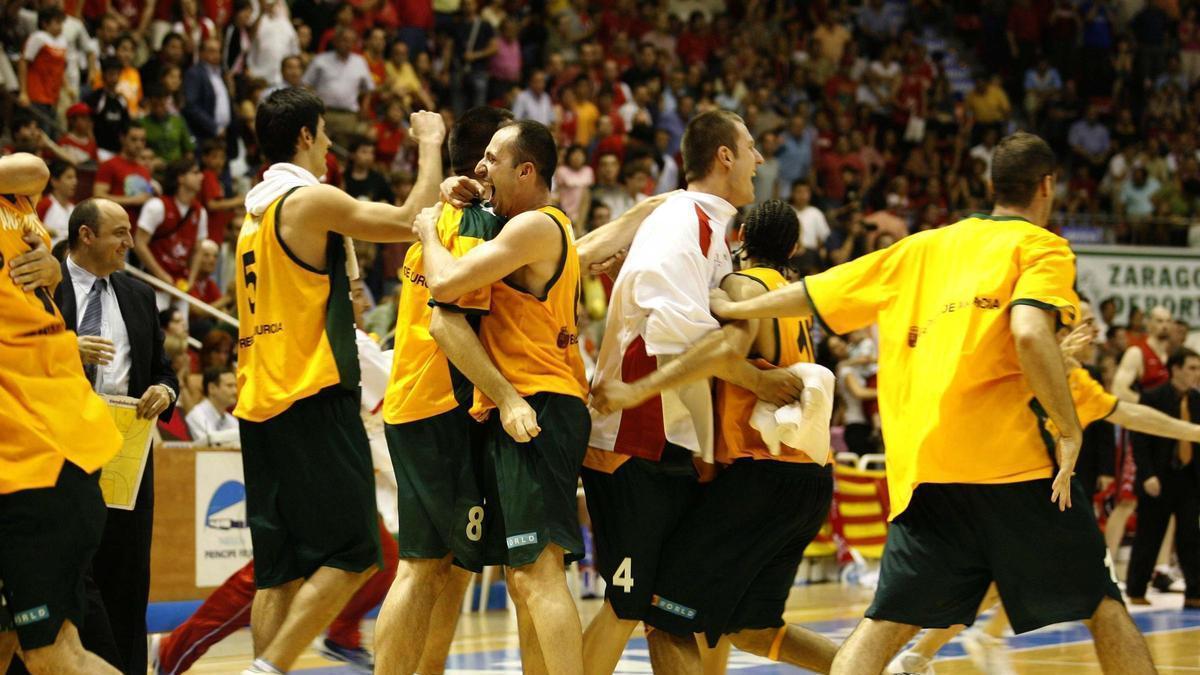 Celebración del ascenso del Polaris World Murcia en Zaragoza en 2006