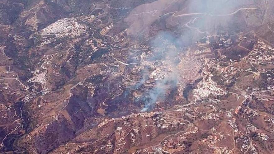 Árchez, Cómpeta y Canillas de Albaida, en vilo por un incendio forestal que ya ha obligado a desalojar varios diseminados.