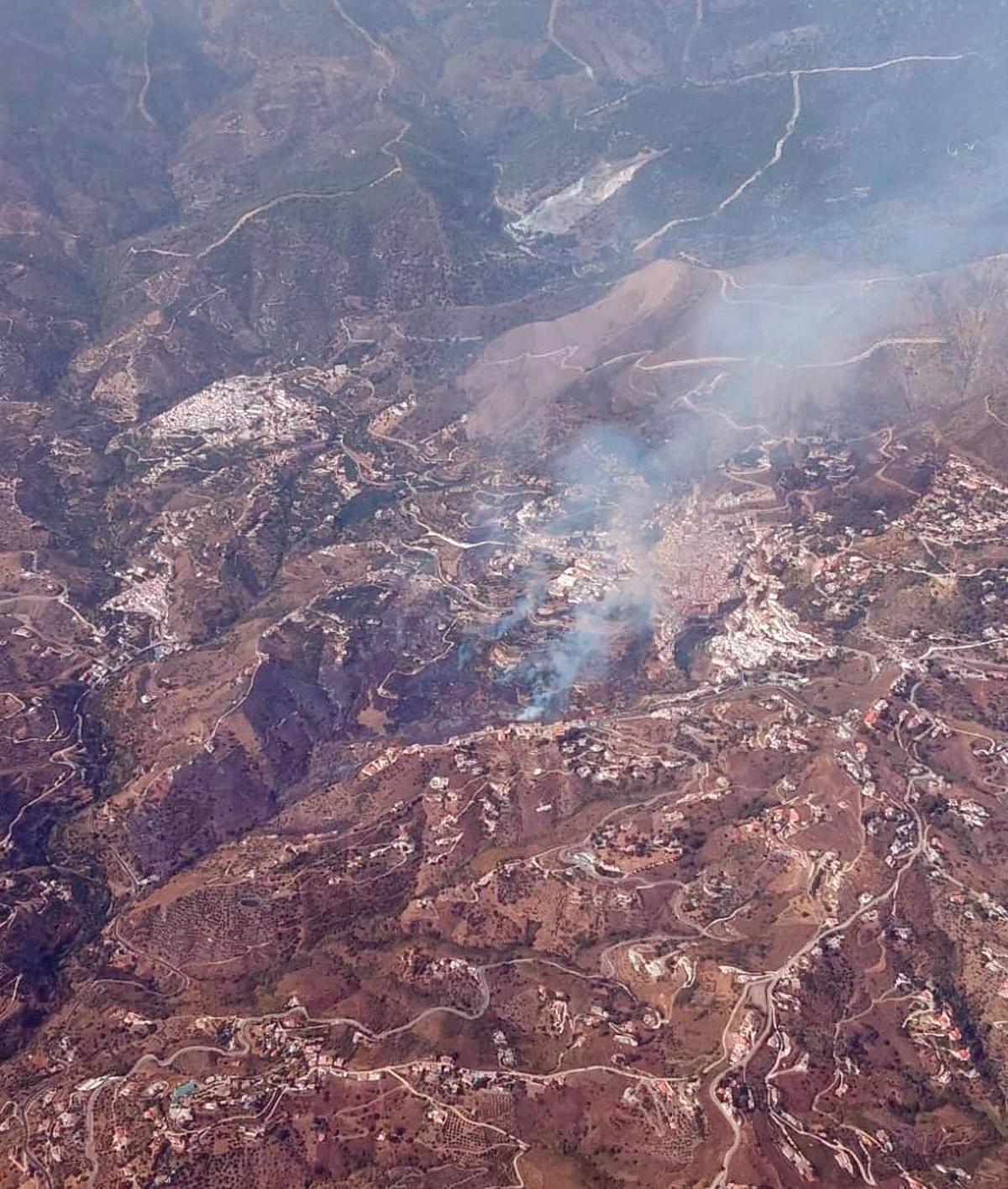 Superficie calcinada por el incendio de Árchez y Cómpeta. Una imagen del helicóptero del Infoca de las cinco y media de la tarde.