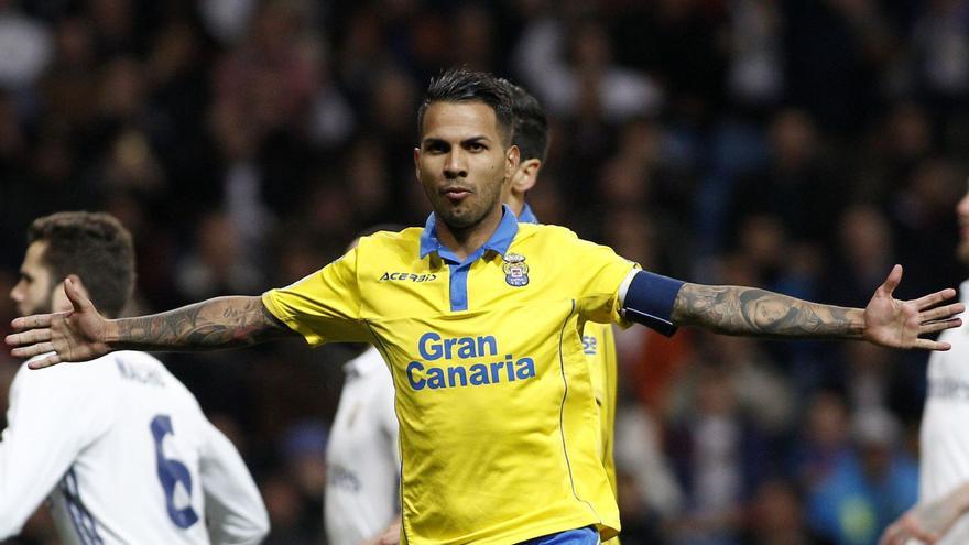 El capitán de la UD Jonathan Viera Ramos celebra su tanto en el Bernabéu ante el Real Madrid, en marzo de 2017, con Nacho en el margen izquierdo.  | | LP/DLP