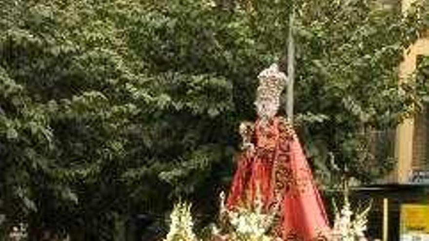 La imagen de la Virgen de La Fuensanta, patrona de la ciudad de Murcia, es portada hoy a hombros hasta su santuario del monte en la tradicional romería que cierra las fiestas de septiembre en la capital murciana.