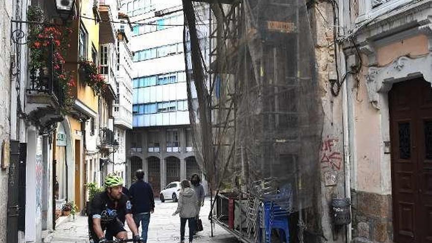 Casa con andamios en la Ciudad Vieja.