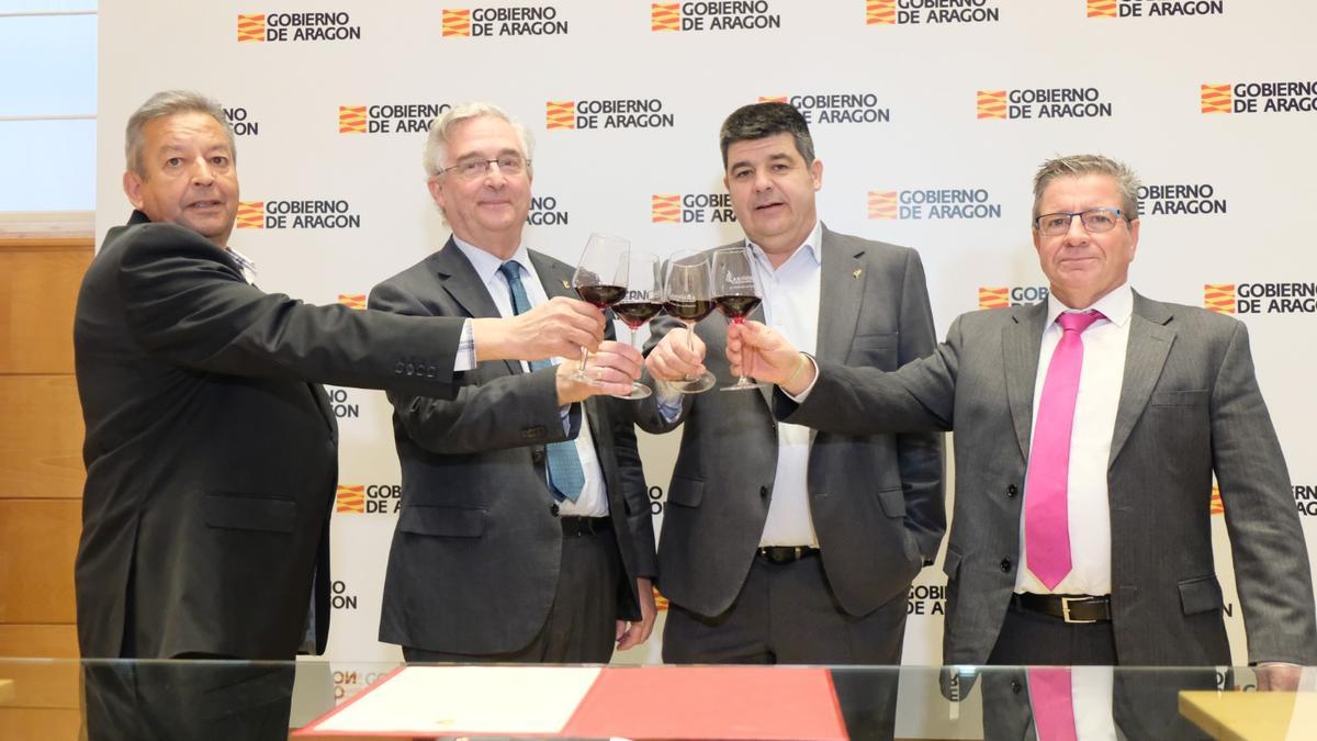 El alcalde de Vistabella de Huerva, el consejero Olona, el presidente de la DO Cariñena y el alcalde de Fuendetodos. este viernes.