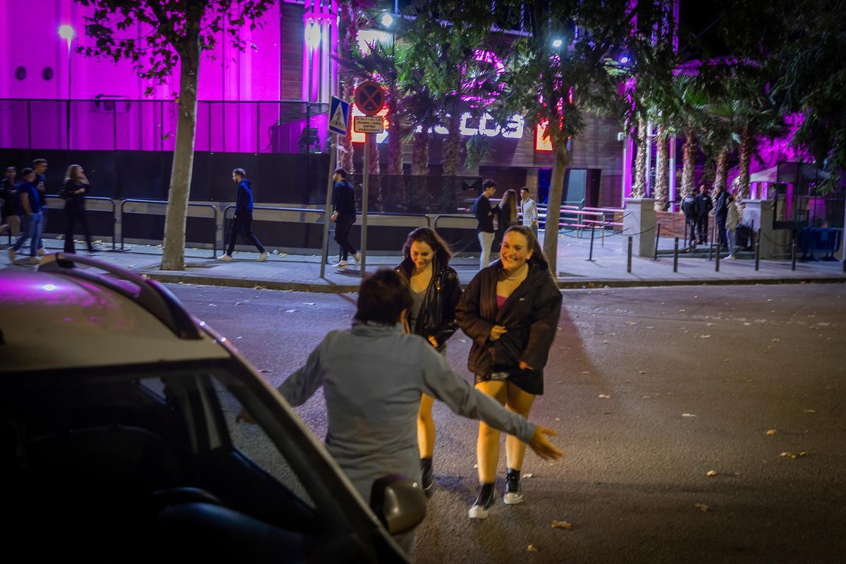 Radiografía de los papijamas, padres y madres que recogen a sus hijos en coche tras una noche de fiesta discotequera