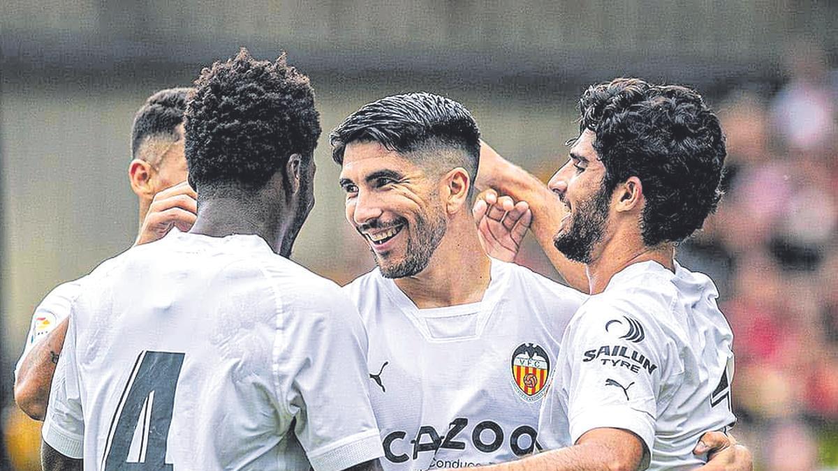 Yunus, Soler y Guedes celebran el gol del Valencia CF