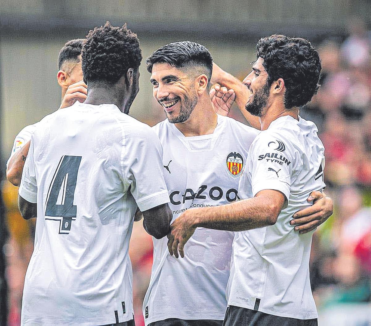 Yunus, Soler y Guedes celebran el gol del Valencia CF