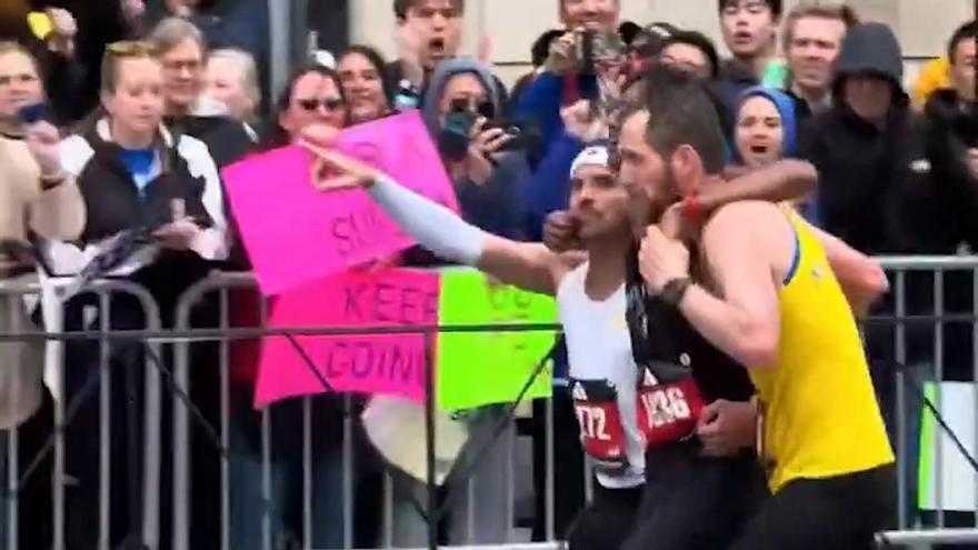 La escena más humana del maratón de Boston: dos atletas se frenan para ayudar a un rival