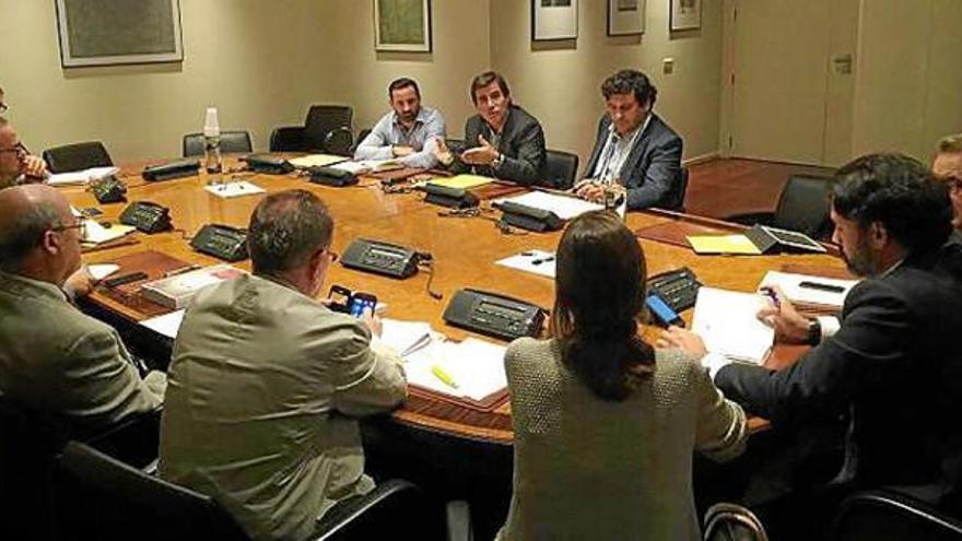 Un moment de la reunió celebrada al Congrés dels Diputats