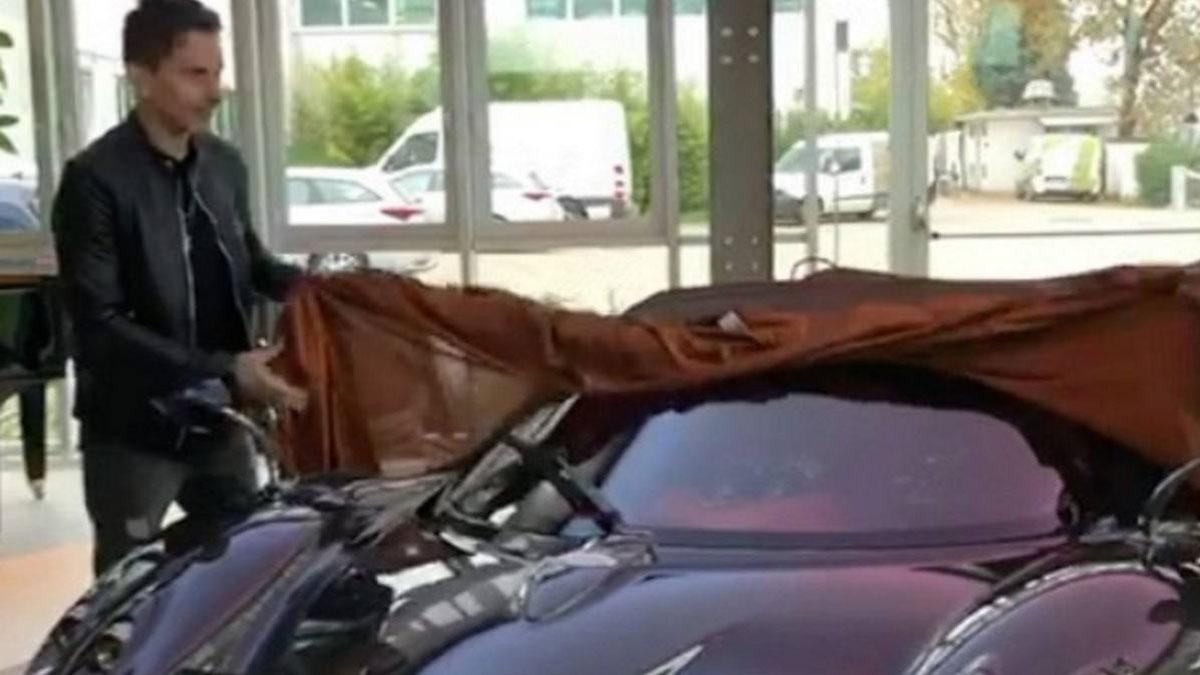 Jorge Lorenzo recoge su nuevo coche deportivo Pagani Huayra Roadster