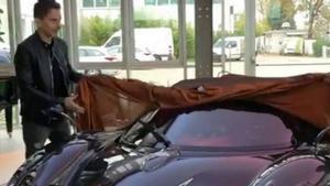 Jorge Lorenzo se ha convertido en uno de los 100 propietarios exclusivos del superdeportivo Pagani Huayra Roadster de edición limitada. Su precio, alrededor de los 2,3 millones de euros, también lo convierte en uno de los automóviles más caros del mundo.