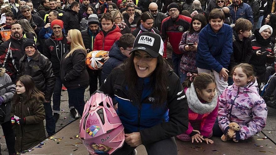 Sara García posa para las cámaras con la afición zamorana apoyándola a su vuelta del Dakar.